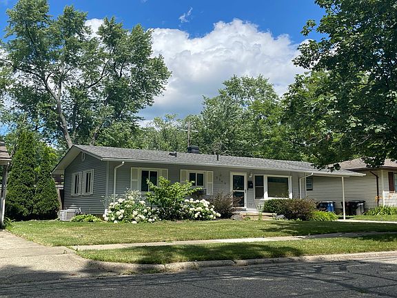 3rd image of 2240 N Circle Dr