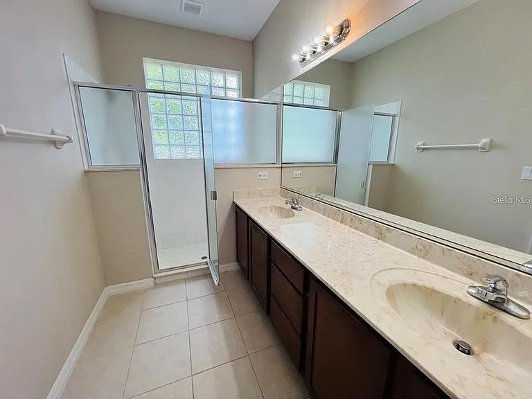 121 Raintree Cir — Photo 4