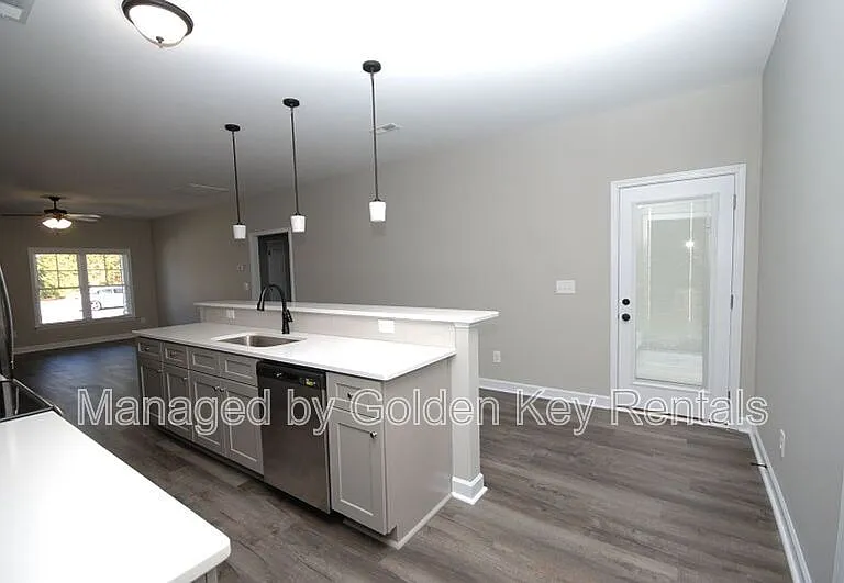 421 S Center St — Photo 5