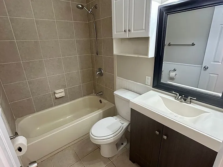 1747 Kings Way — Photo 7