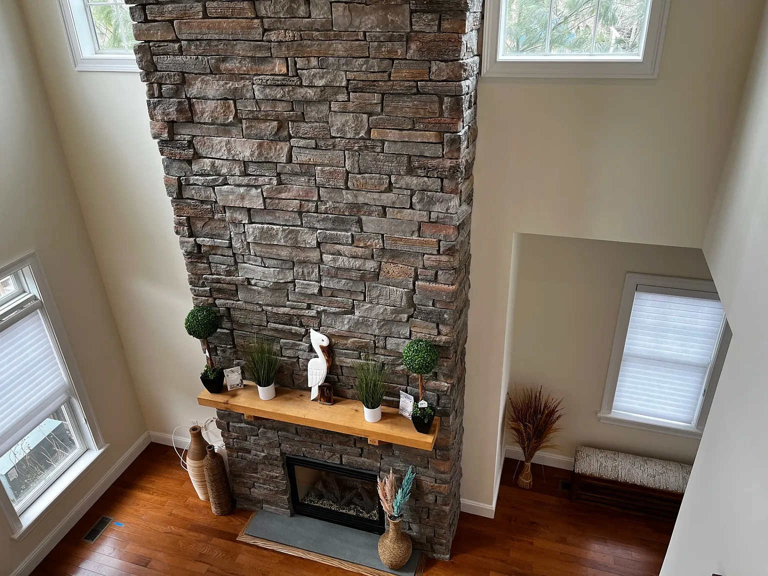 Beautiful Condo With Main Floor Primary — Photo 3