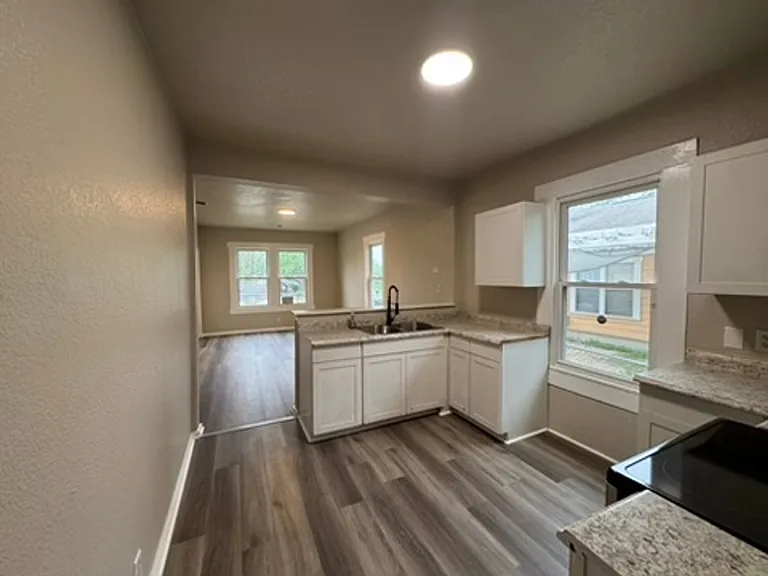 420 Clark Ave — Photo 15
