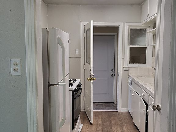 4th image of 2404 Cincinnati Ave