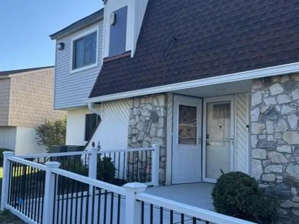 141 Pointe Circle N #141, Coram, NY 11727