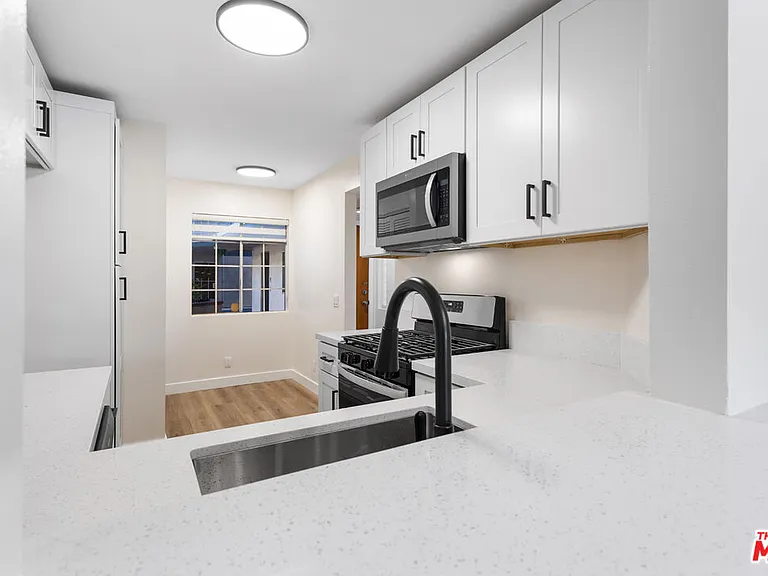 535 W 4th St #110 — Photo 60