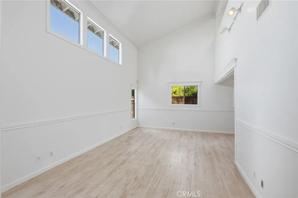 5 bed, 4.5 bath, 3478 sqft, $6,500 — Photo 1