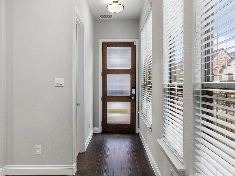 4123 Curtiss Dr — Photo 3