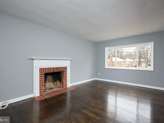 3rd image of 3142 Patrick Henry Dr