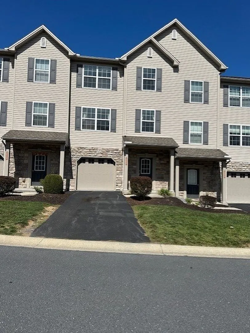 This well-maintained 3-bedroom, 2.5-bathroom home in Mechanicsburg, PA offers comfortable living ... — Photo 3