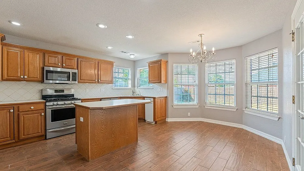 4 bed, 2.0 bath, 1982 sqft, $2,195 — Photo 4