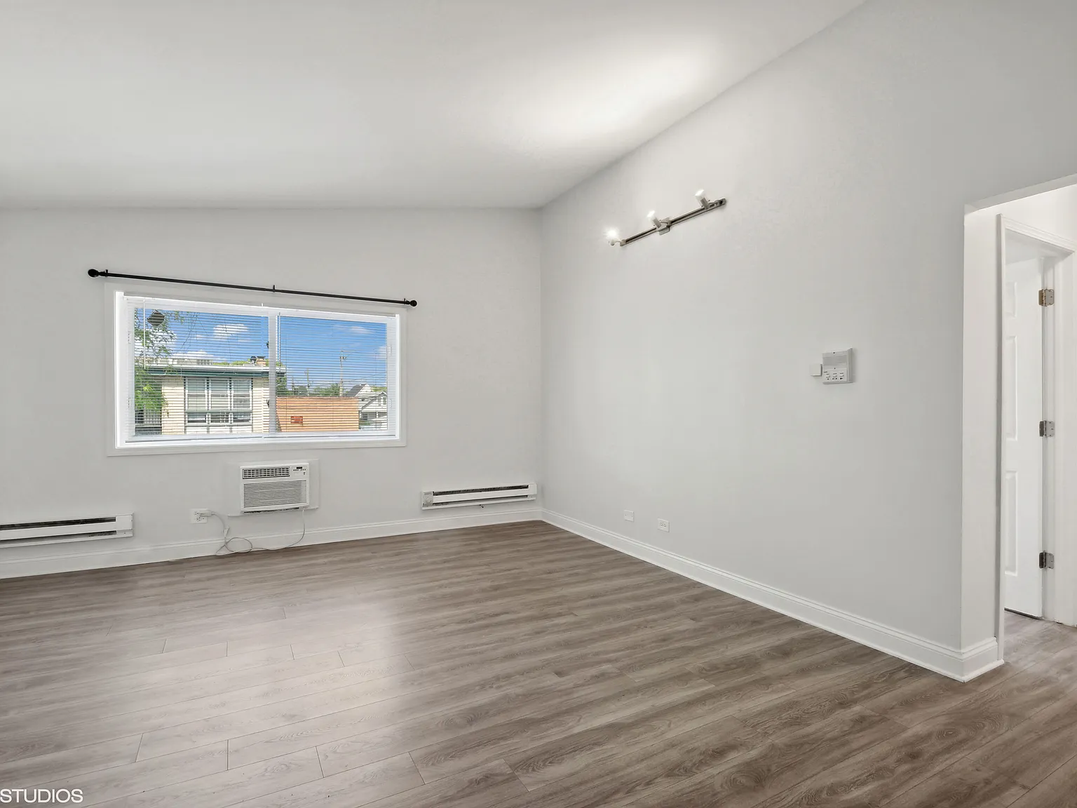 1 bed, 700 sqft, $1,400 — Photo 3