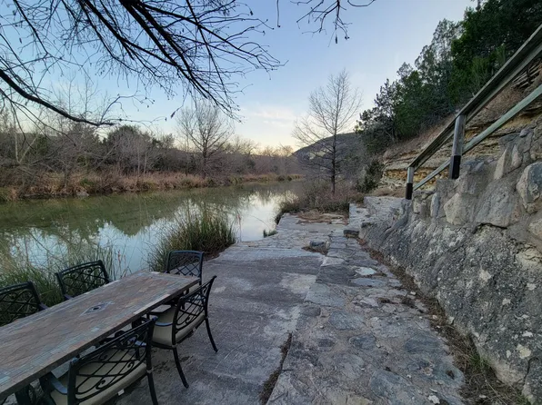 284 Large Ln, Leakey, TX 78873