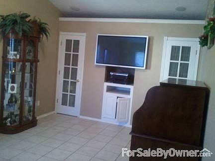 South view of Kitchen
						:
						Great kitchen with a bar makes cooking a breeze.