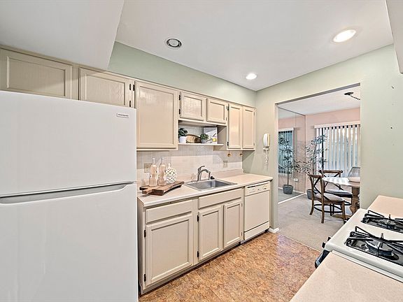 3rd image of 114 Greenbrook Dr Unit 114