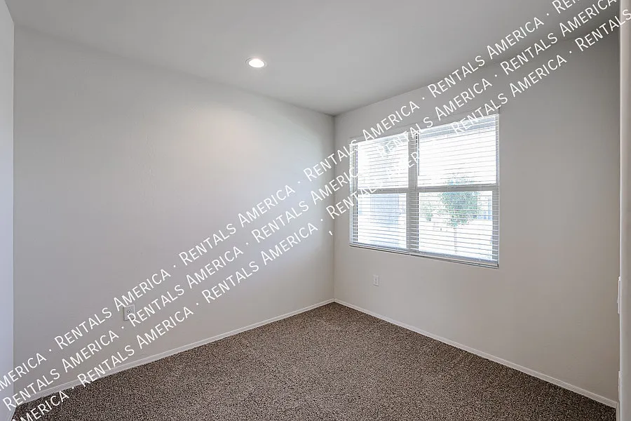 Beautiful Move in Ready Home! — Photo 4