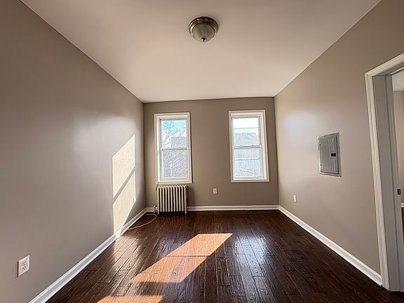 3rd image of 162 Cator Ave APT 6