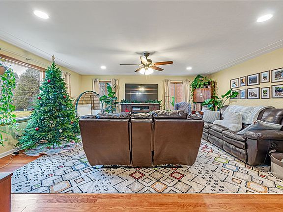 3rd image of 12580 Lincoln Way