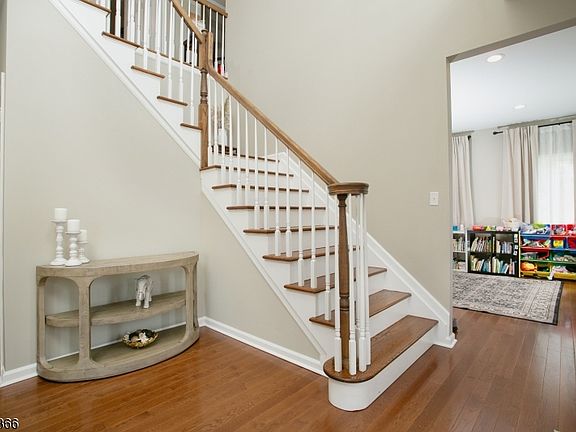 4th image of 24 Beverly St