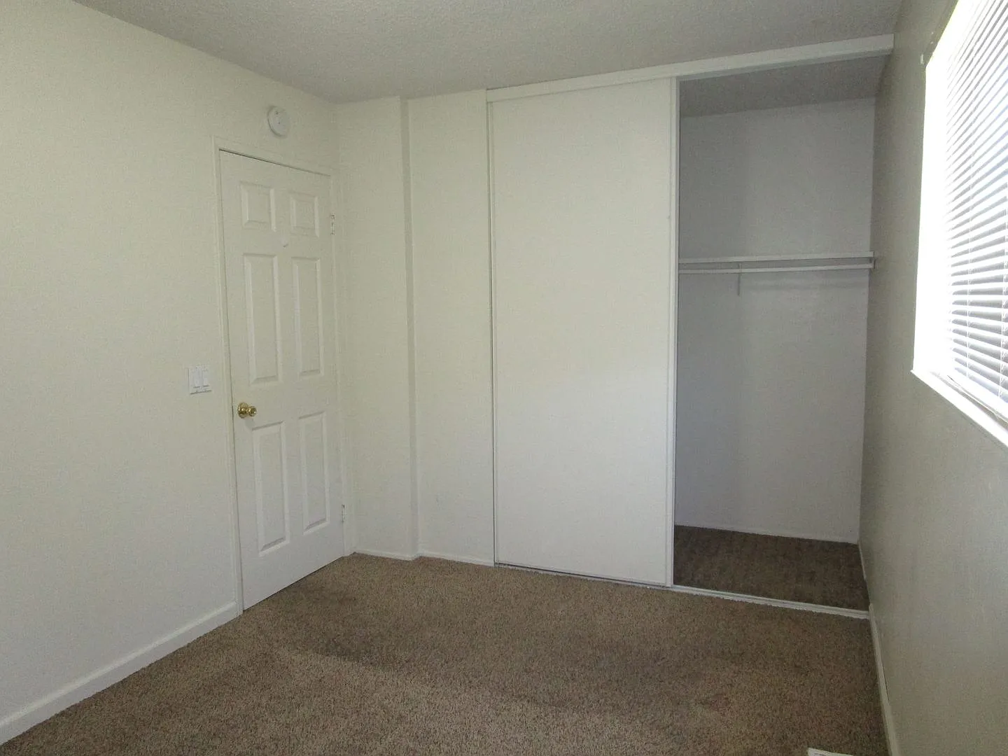 Move In Special Parkway Gardens Condos — Photo 3