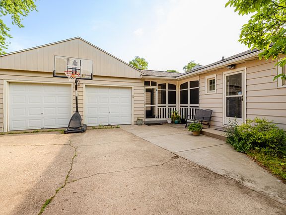 3rd image of 261 Hoover Ave