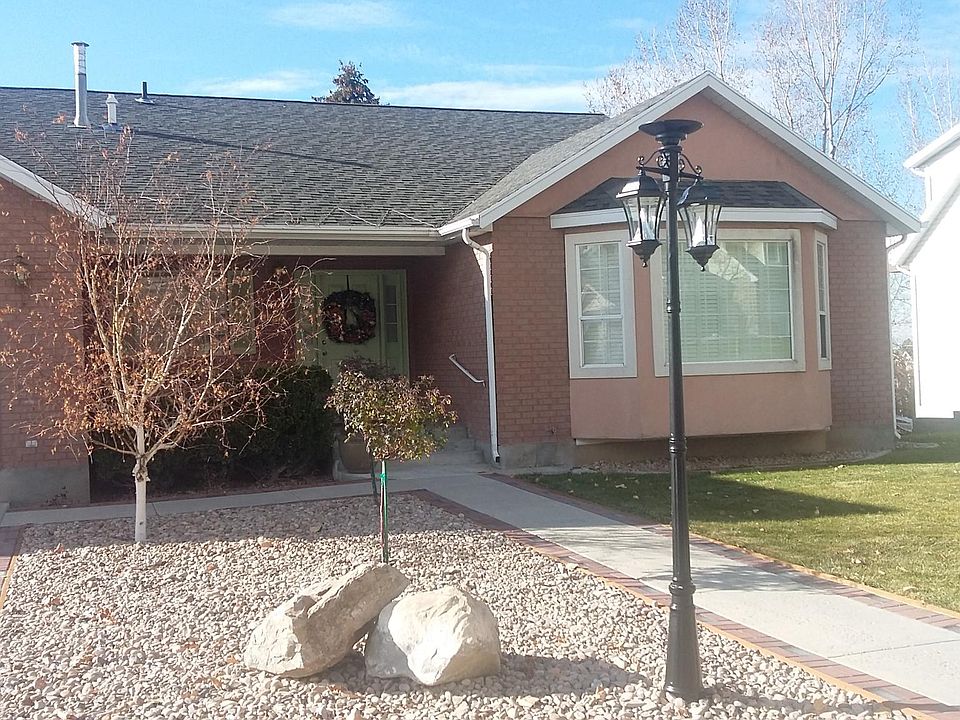 Front view of house 