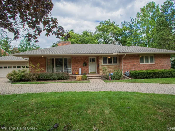 160 Hillcrest Ln, Grosse Pointe Farms, MI 48236