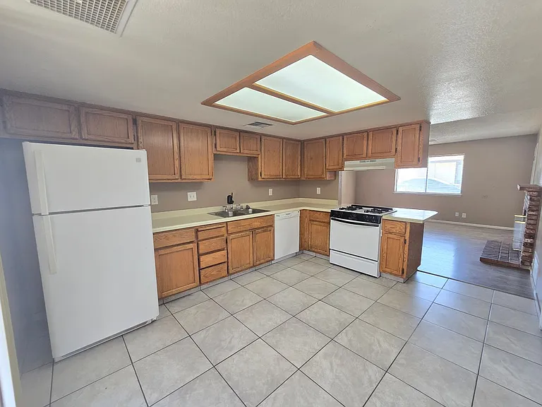 413 S Sunset Ave — Photo 4