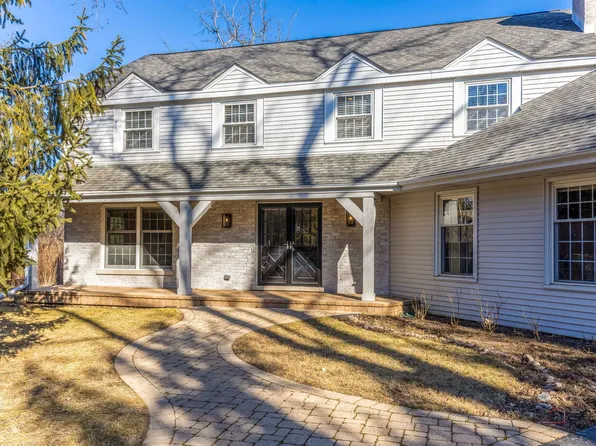 21 N Ridge Rd, Lake Forest, IL 60045