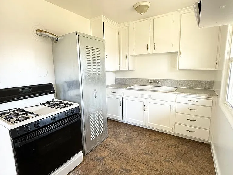 1940 E Hunter Ave — Photo 4