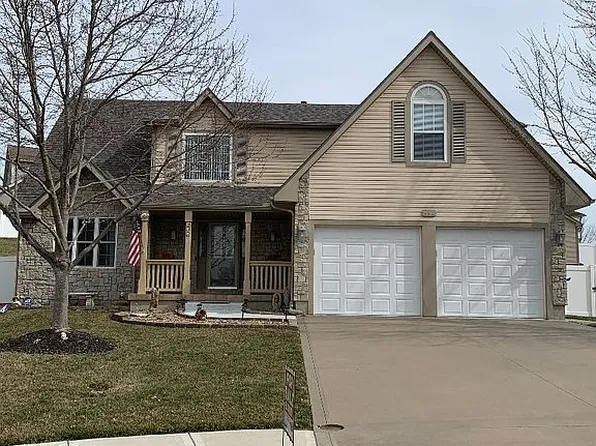 632 Hillcrest Cir, Lansing, KS 66043
