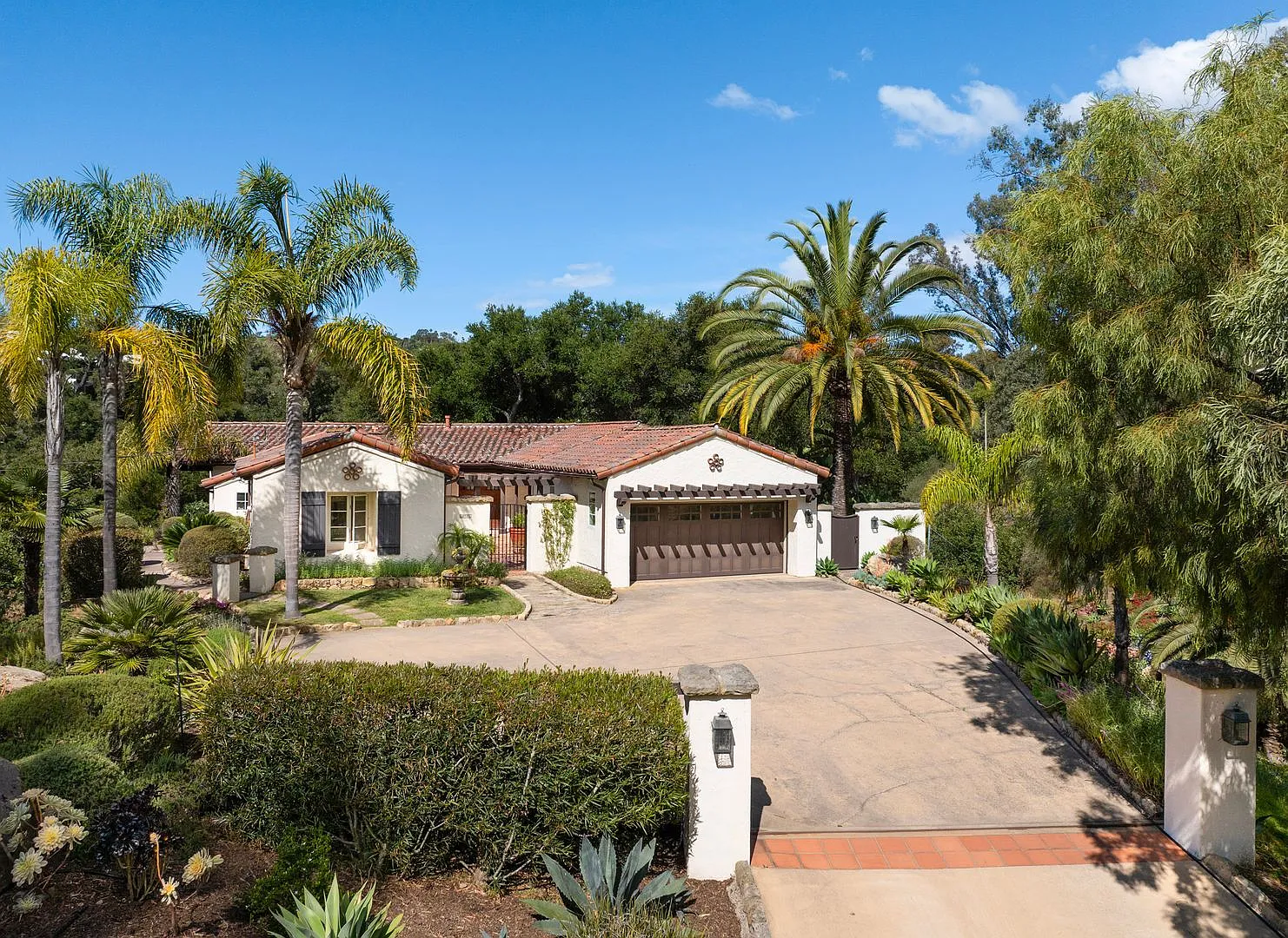 Experience the beauty and tranquility of Montecito living at "Casa Bella Monte! — Photo 1