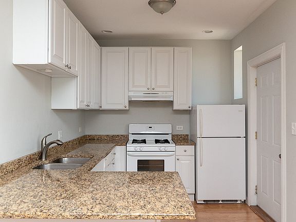 2nd image of 3943.5 N Janssen Ave Unit 3W