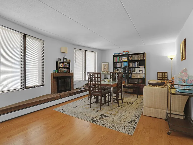 622 W Wellington Ave #8 — Photo 2