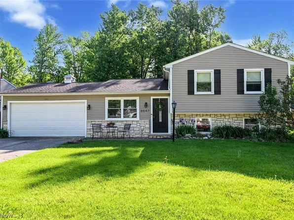 8547 Greenbriar Dr, Olmsted Falls, OH 44138
