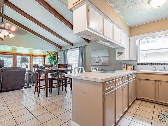 5th image of 284 Harbor Dr