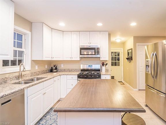 3rd image of 215 Woodsend Dr