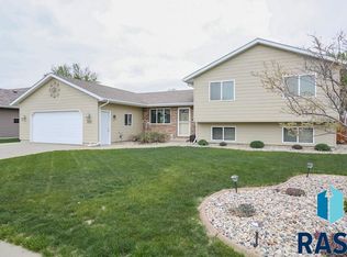 920 Cathy Dr, Tea, SD 57064