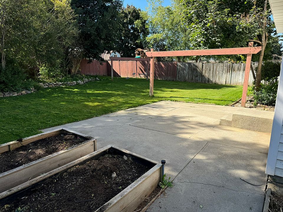 2nd image of 1042 W Cardinal Ave