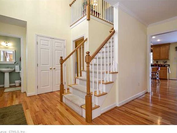 3rd image of 2 Chatsworth Ct