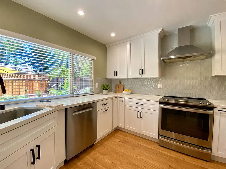 1031 Mount Carmel Dr — Photo 3