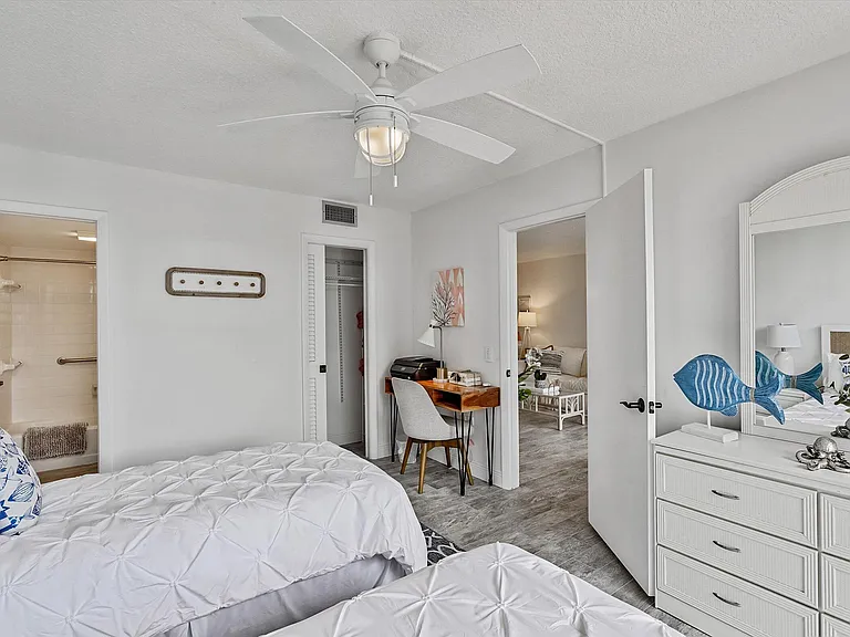 225 Beach Rd #205 — Photo 33