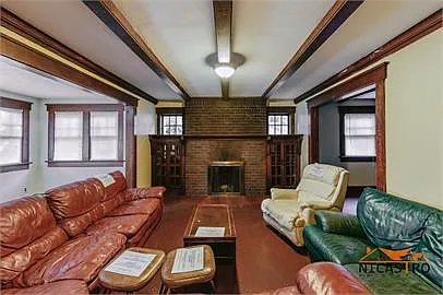 6 bed, 2.5 bath, 1900 sqft, $3,643 — Photo 4