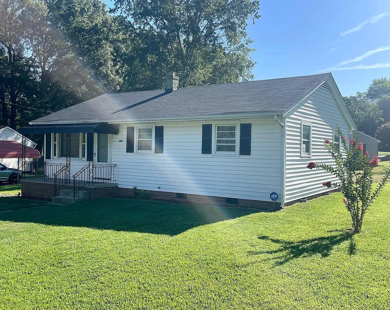 3 bed, 900 sqft, $1,600 — Photo 1