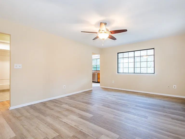 1006 Bryan Ct — Photo 9