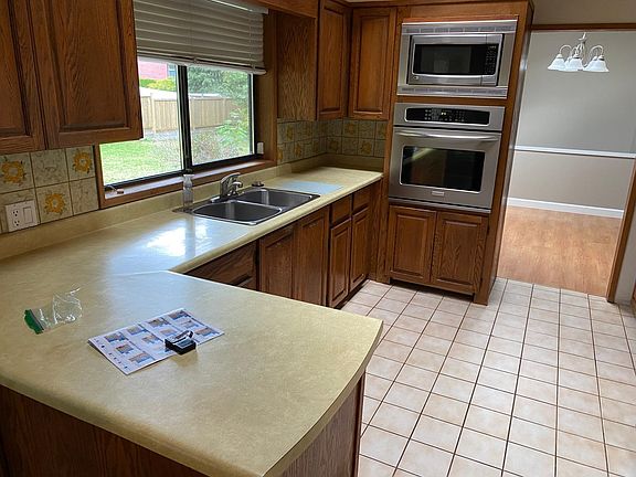 2nd image of 1209 Crest Ct