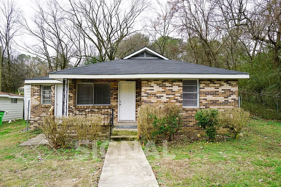 3 bed, 1.0 bath, 1060 sqft, $1,095 — Photo 1