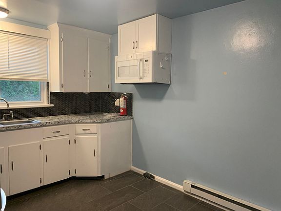 5th image of 237 W King St APT 3