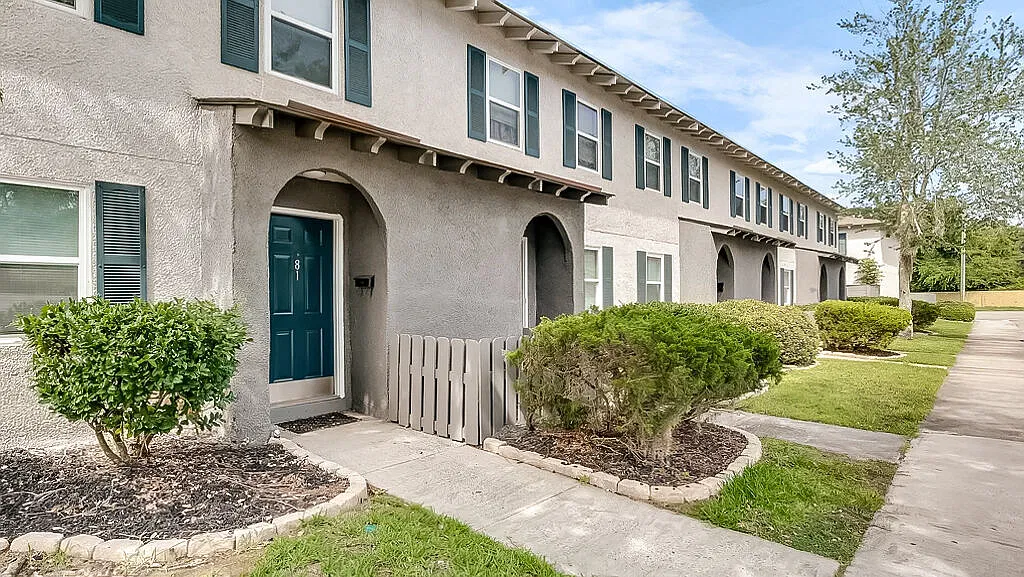 Crescent Place — Photo 1