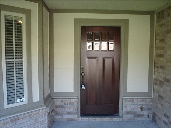 3rd image of 2619 N Valencia Ave