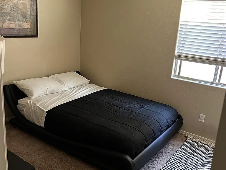 Bedroom 4: Queen size bed